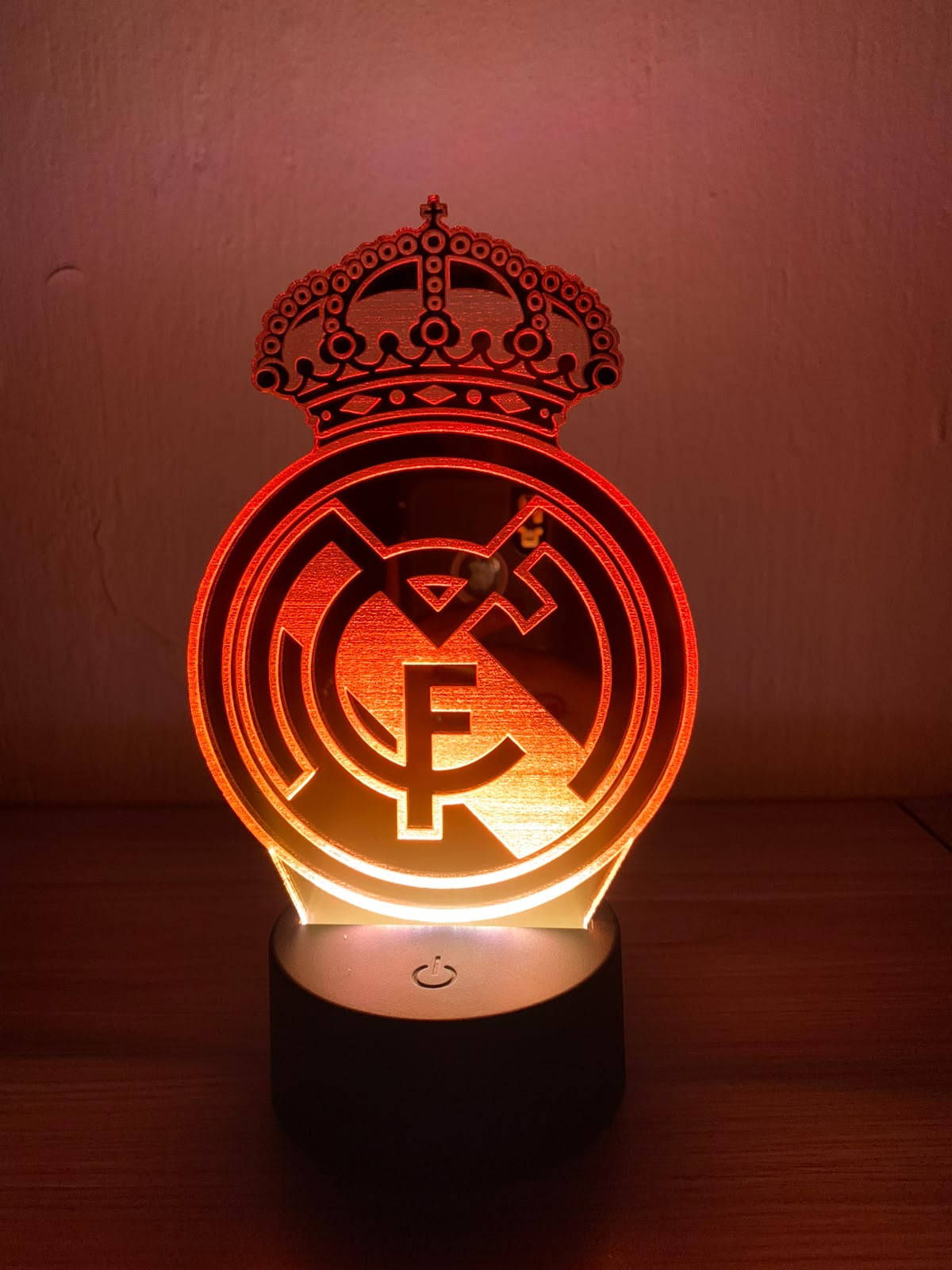 Lámpara LED 3D real madrid rojo – Salto Producciones Guatemala