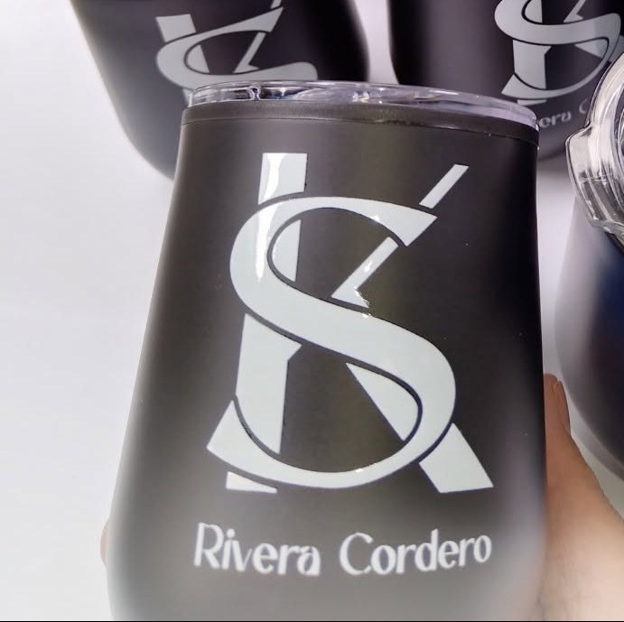 Termos corporativos personalizados con DTF UV – Salto Producciones
